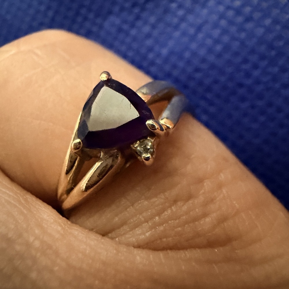 Vintage 1980s 14K Yellow Gold Trillion Dark Amethyst & Diamond Ring Size 6.25